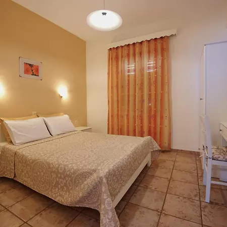 Ikos And Apartament *